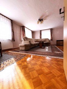 Wohnzimmer mit Parkett *Gleich einziehen!* Ehem. Bauernhaus, 5 Zi., DG ausbauf�hig! Gew�lbekeller u. ehem. Stall!