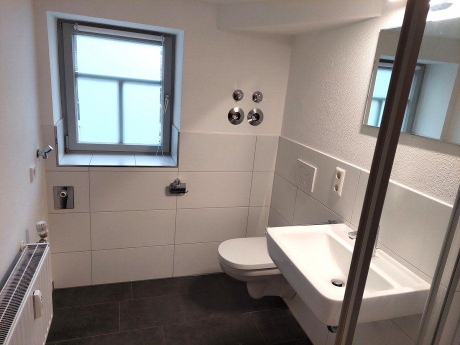 Duschbad mit Fenster / WC Erdgeschosswohnung Berglen