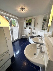 Helles Tageslicht-Badezimmer! Schickes Haus in sonniger Wohnlage! Inkl. Einbauk�che, Garage u. Sauna!