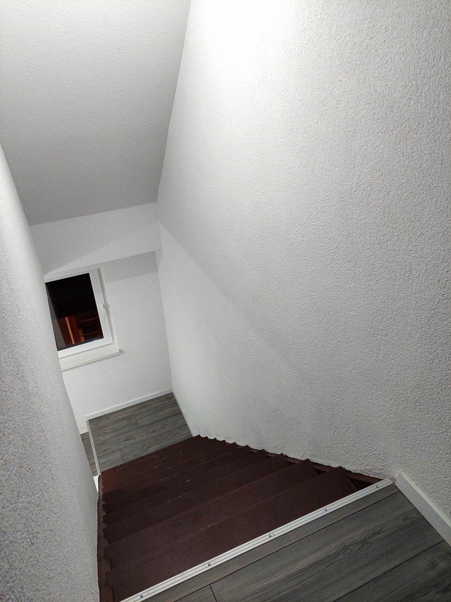Treppenaufgang von Diele Dachgeschosswohnung Welzheim