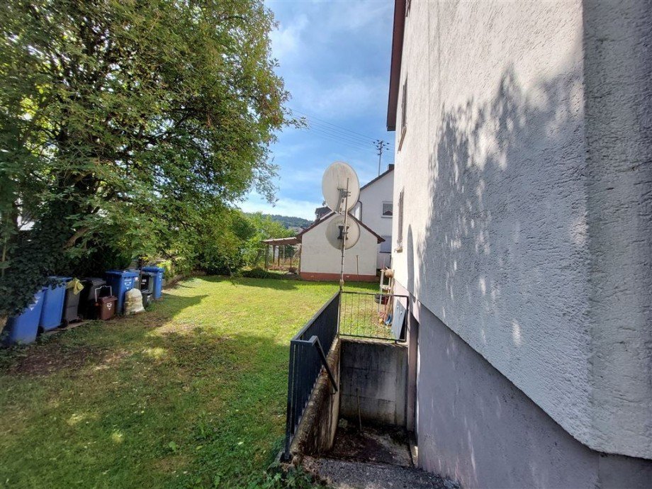 Kellerabgang au�en Mehrfamilienhaus Lorch , W�rtt