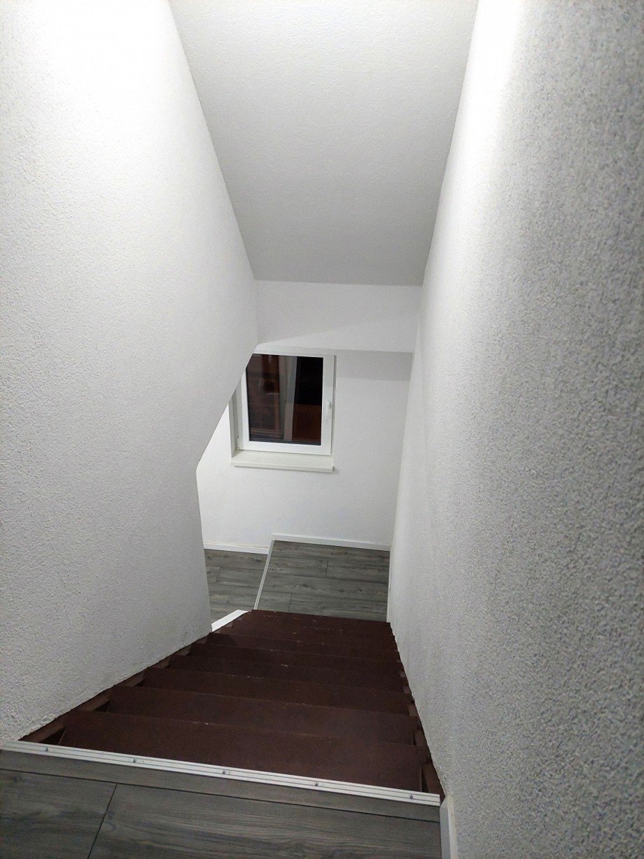 Treppenaufgang von Diele Dachgeschosswohnung Welzheim