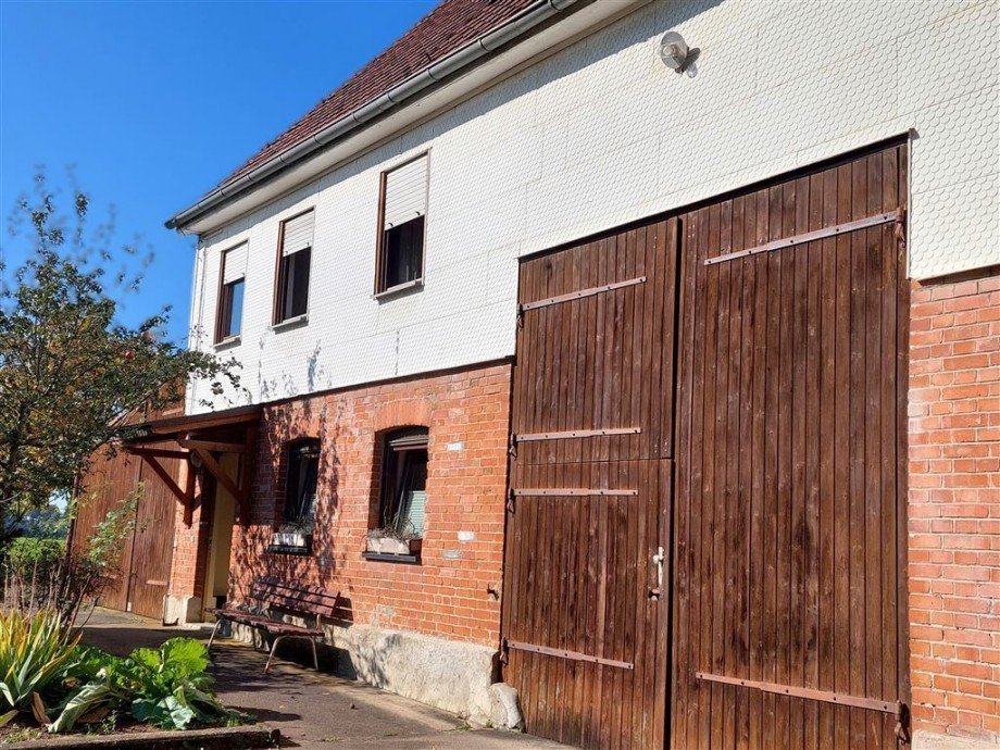 Hauseingsang mit Ruhe-B�nkle Bauernhaus Schorndorf , W�rtt