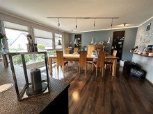 Gem�tlicher Essbereich mit off. K�che u. Aussicht! Schickes Haus in sonniger Wohnlage! Inkl. Einbauk�che, Garage u. Sauna!
