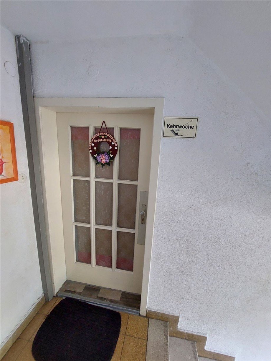 Wohnungseingangst�re vom Treppenhaus Mehrfamilienhaus Lorch , W�rtt