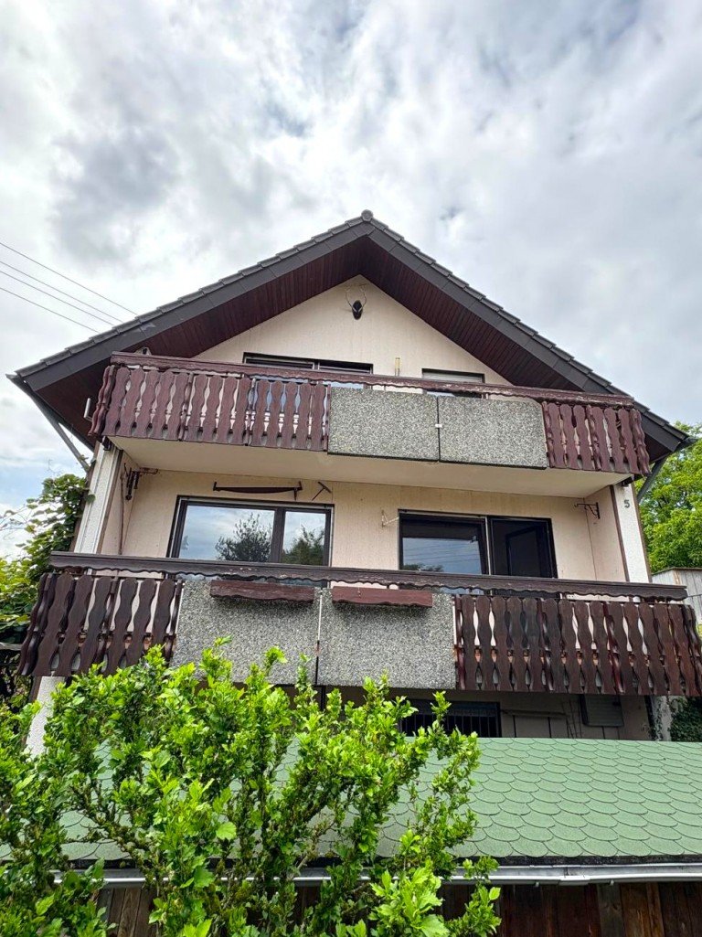 Giebelseite mit zwei Balkonen Rudersberg Zweifamilienhaus *Beziehbares Zweifam.-Haus, sep. Garten, Hobbyraum u. Garagen!*