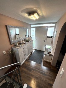 Hauseingang mit Gaderobe! Schickes Haus in sonniger Wohnlage! Inkl. Einbauk�che, Garage u. Sauna!