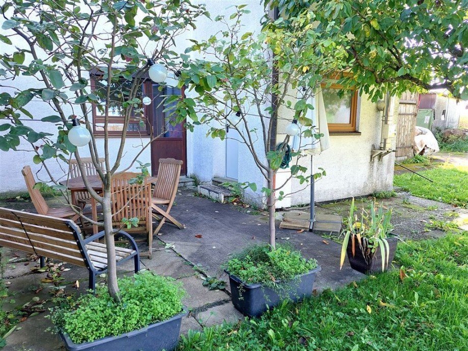 Gartenterrasse mit Baum als Sonnenschutz Bauernhaus Schorndorf , W�rtt