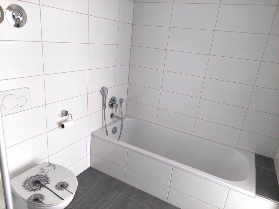 Bad mit Wanne u. Dusche Etagenwohnung Fellbach