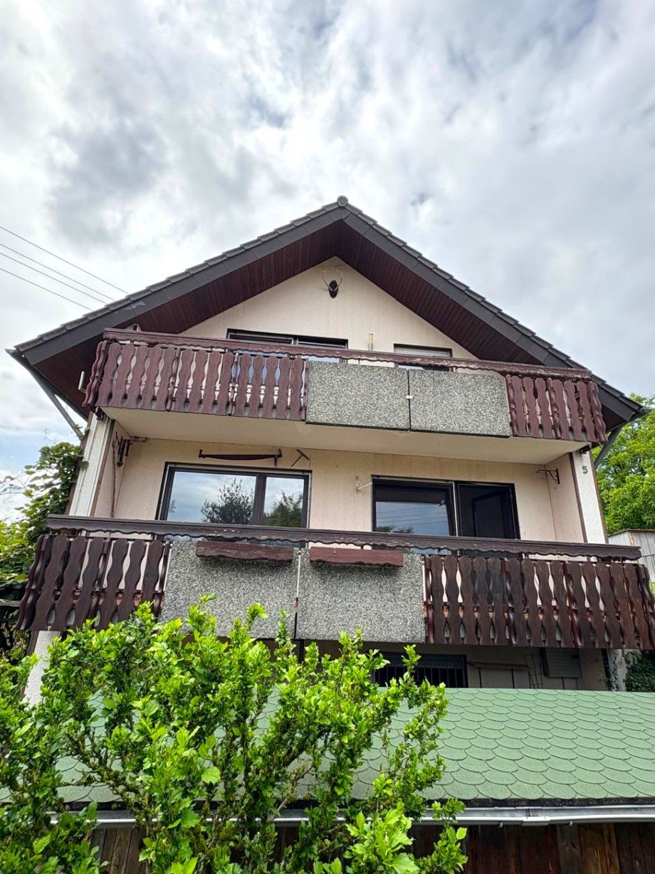 Giebelseite mit zwei Balkonen Zweifamilienhaus Rudersberg