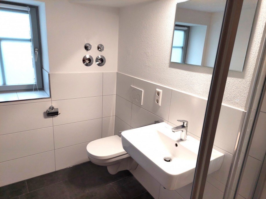 Duschbad mit Fenster / WC Erdgeschosswohnung Berglen