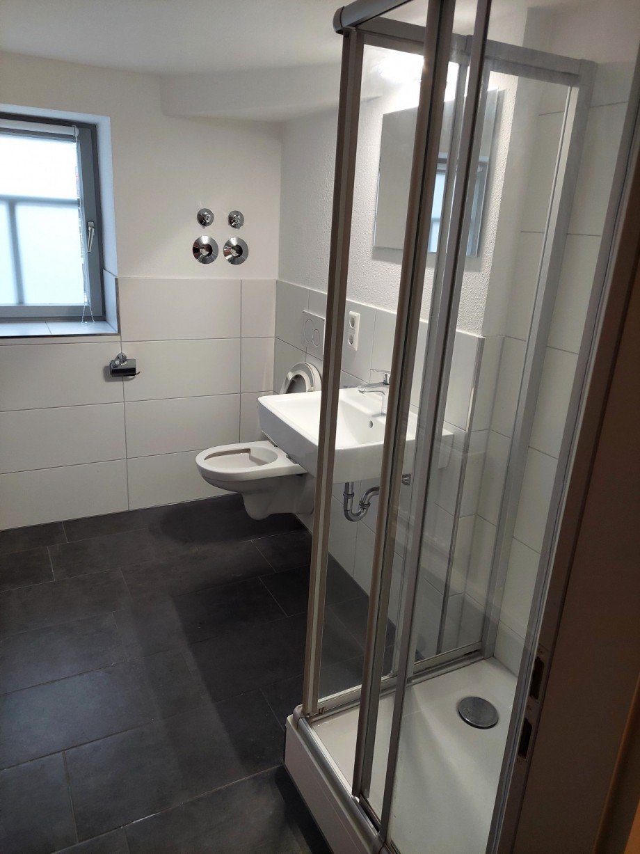 Duschbad mit Fenster / WC Erdgeschosswohnung Berglen
